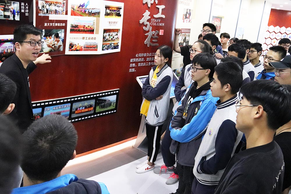 圖：理工學生參觀中達企業(yè)文化展廳.jpg